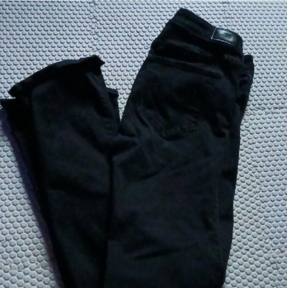 Low-Rise Washed Black Bootcut JeansComfortable denim jeans in washed black,